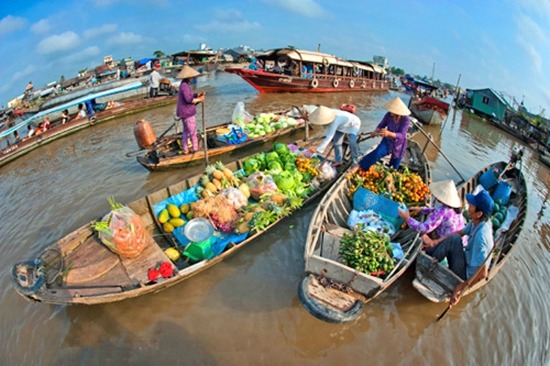 vietnam-tour-package-market-on-boats