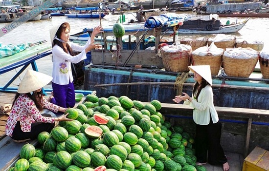 vietnam-tour-package-traditional-market